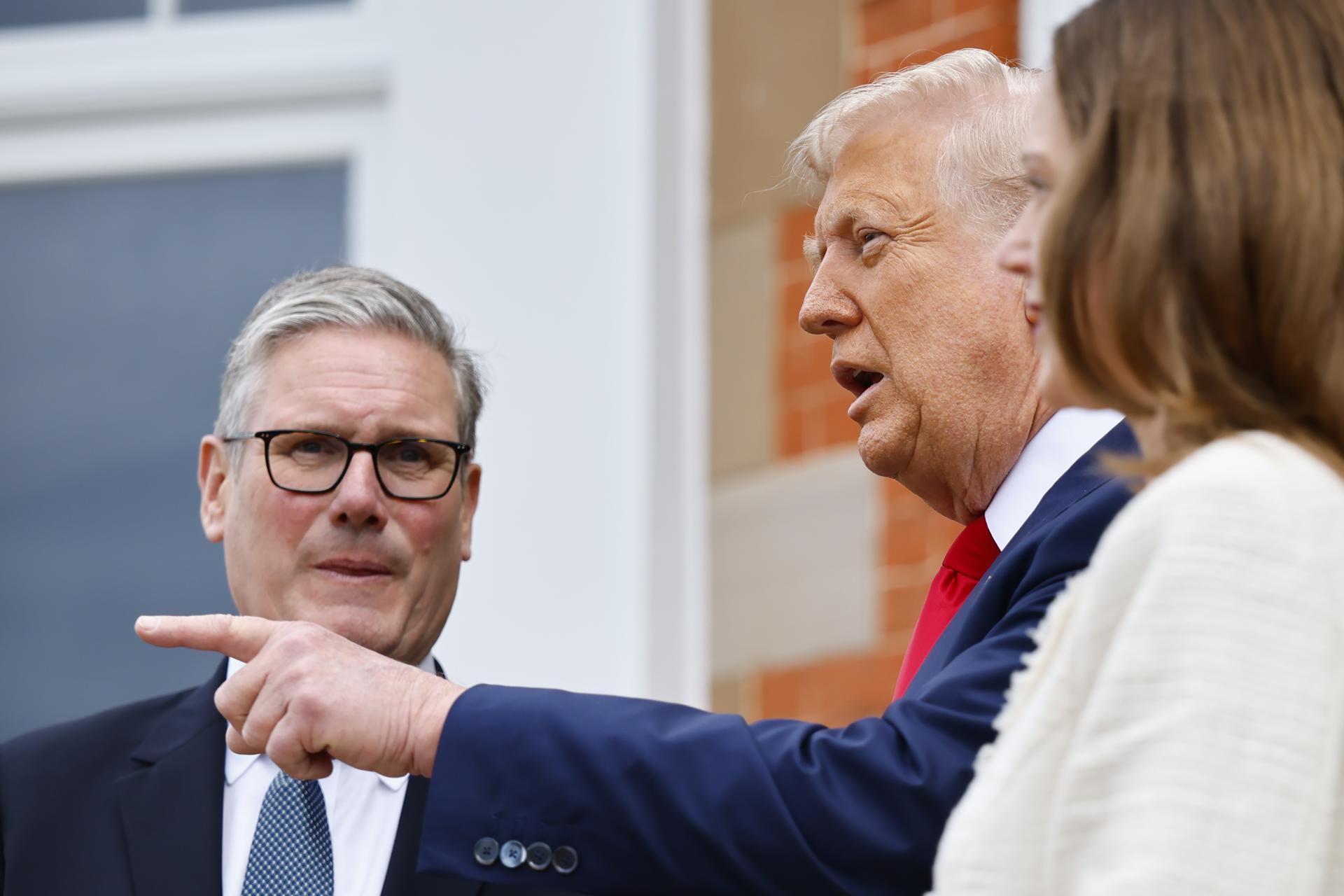 (L-R) El primer ministro británico Keir Starmer, el presidente de EE.UU. Donald J. Trump y Victoria Starmer posan para fotos antes de la reunión de líderes en el resort de golf Trump Turnberry en Turnberry, Escocia, Reino Unido, 28 de julio de 2025. El presidente Trump está en un viaje privado a Escocia para visitar sus campos de golf. (Reino Unido) EFE/EPA/TOLGA AKMEN / POOL