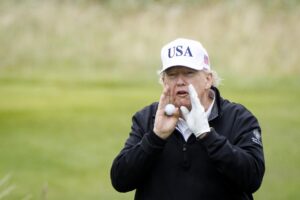 El presidente de Estados Unidos, Donald Trump, realiza declaraciones a los medios informativos mientras juega en el campo de golf Trump Turnberry durante su visita a Escocia. EFE/EPA/Tolga Akmen