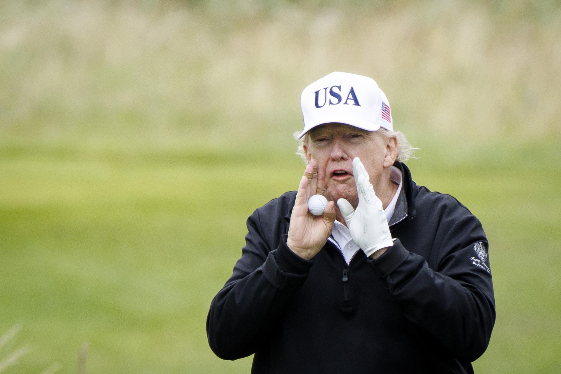 El presidente de Estados Unidos, Donald Trump, realiza declaraciones a los medios informativos mientras juega en el campo de golf Trump Turnberry durante su visita a Escocia. EFE/EPA/Tolga Akmen