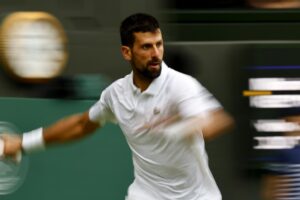 Novak Djokovic de Serbia en acción durante el partido de la 3ª ronda masculina contra Miomir Kecmanovic de Serbia en Wimbledon, Wimbledon, Gran Bretaña, 05 de julio 2025. (Tenis, Reino Unido) EFE/EPA/TOLGA AKMEN EDITORIAL USE ONLY