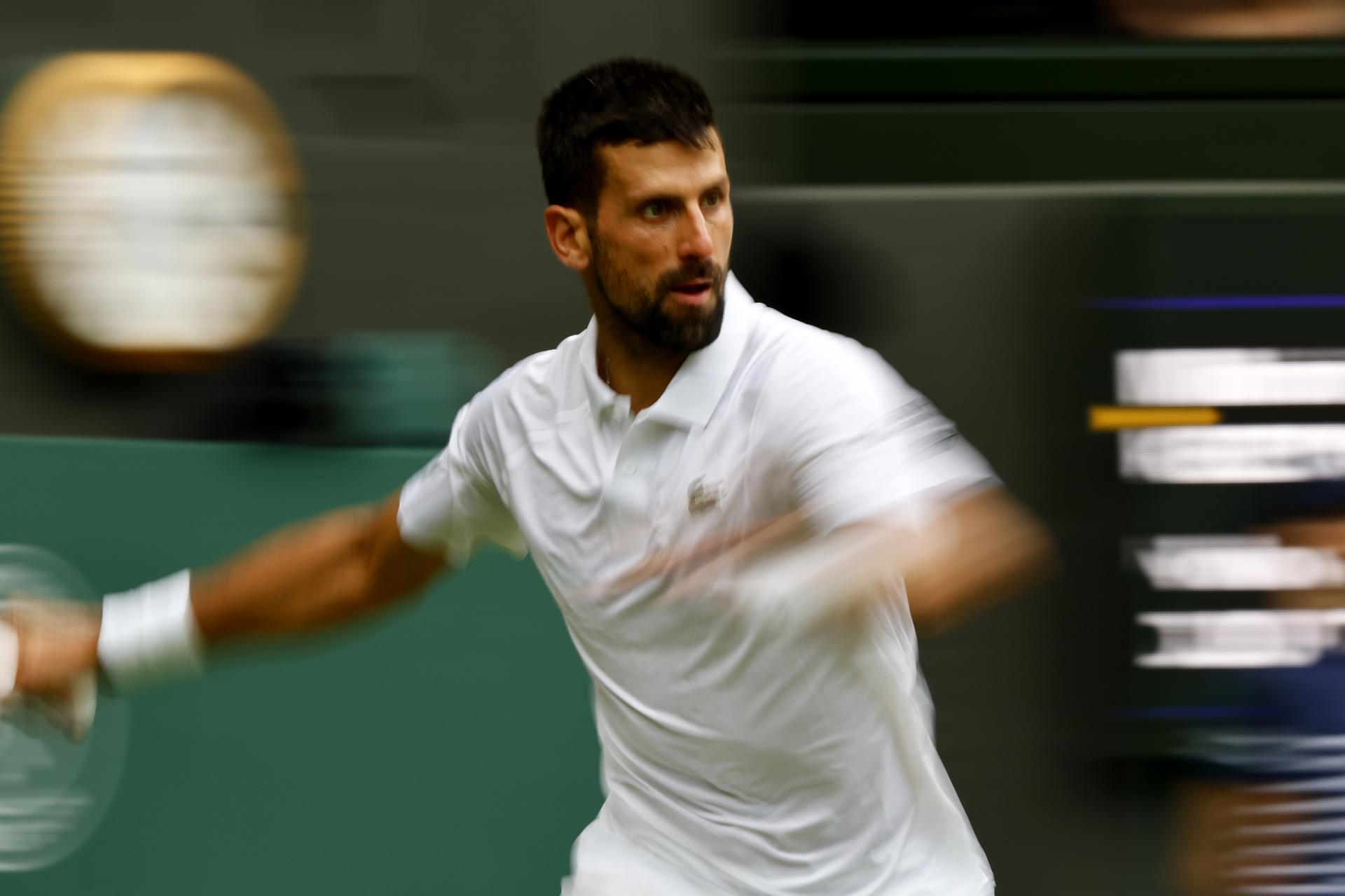Novak Djokovic de Serbia en acción durante el partido de la 3ª ronda masculina contra Miomir Kecmanovic de Serbia en Wimbledon, Wimbledon, Gran Bretaña, 05 de julio 2025. (Tenis, Reino Unido) EFE/EPA/TOLGA AKMEN EDITORIAL USE ONLY