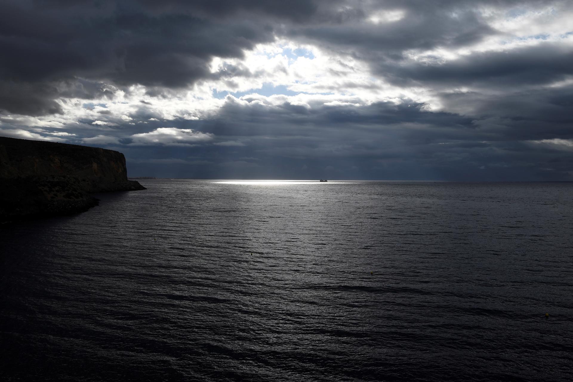 Vista de la costa desde la playa de El Palmer en Enix (Almería). EFE/ Carlos Barba