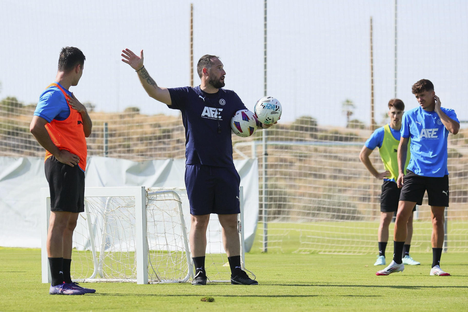 El entrenador de la 37 edición de Sesiones AFE, Dani Giménez (2i), aseguró este miércoles a EFE que la misión del cuerpo técnico que lidera no es únicamente dirigir y poner en forma a un grupo de jugadores sin equipo, sino también ayudar y dar confianza y ánimo a los futbolistas. EFE/Pablo Verdú