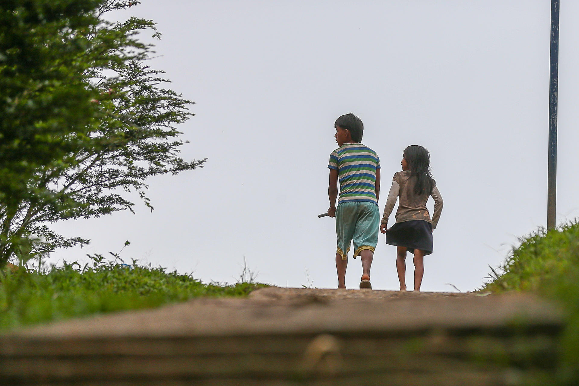 Fotografía del 26 de junio de 2025 de niños de la comunidad indígena de Sarayaku caminando en Sarayaku (Ecuador). EFE/ José Jácome