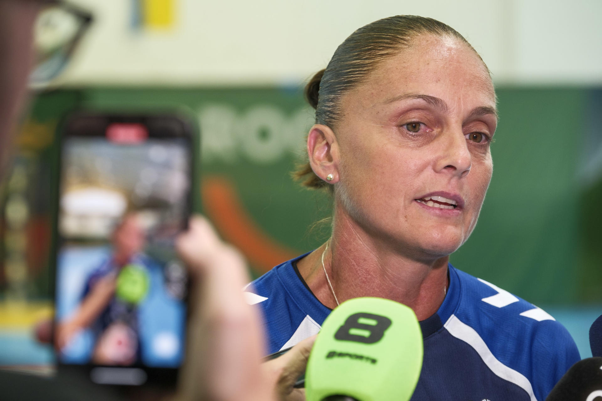 El Rocasa Gran Canaria de balonmano ha presentado este lunes por la tarde a su plantilla y el cuerpo técnico para la temporada 2025-2026 en la Liga Iberdrola, antes del primer entrenamiento del verano. En la imagen, la veterana portera Silvia Navarro. EFE/Ángel Medina G.