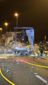Bomberos extinguen el fuego de un camión en el km 21 de la A-6.1. El camión transportaba sprays de pintura y neumáticos, entre otros materiales, que genero explosiones y fuerte carga de fuego generando un pequeño incendio de vegetación en sentido entrada a la altura de Las Rozas. EFE/ Emergencias Madrid **SOLO USO EDITORIAL/SOLO DISPONIBLE PARA ILUSTRAR LA NOTICIA QUE ACOMPAÑA (CRÉDITO OBLIGATORIO)***