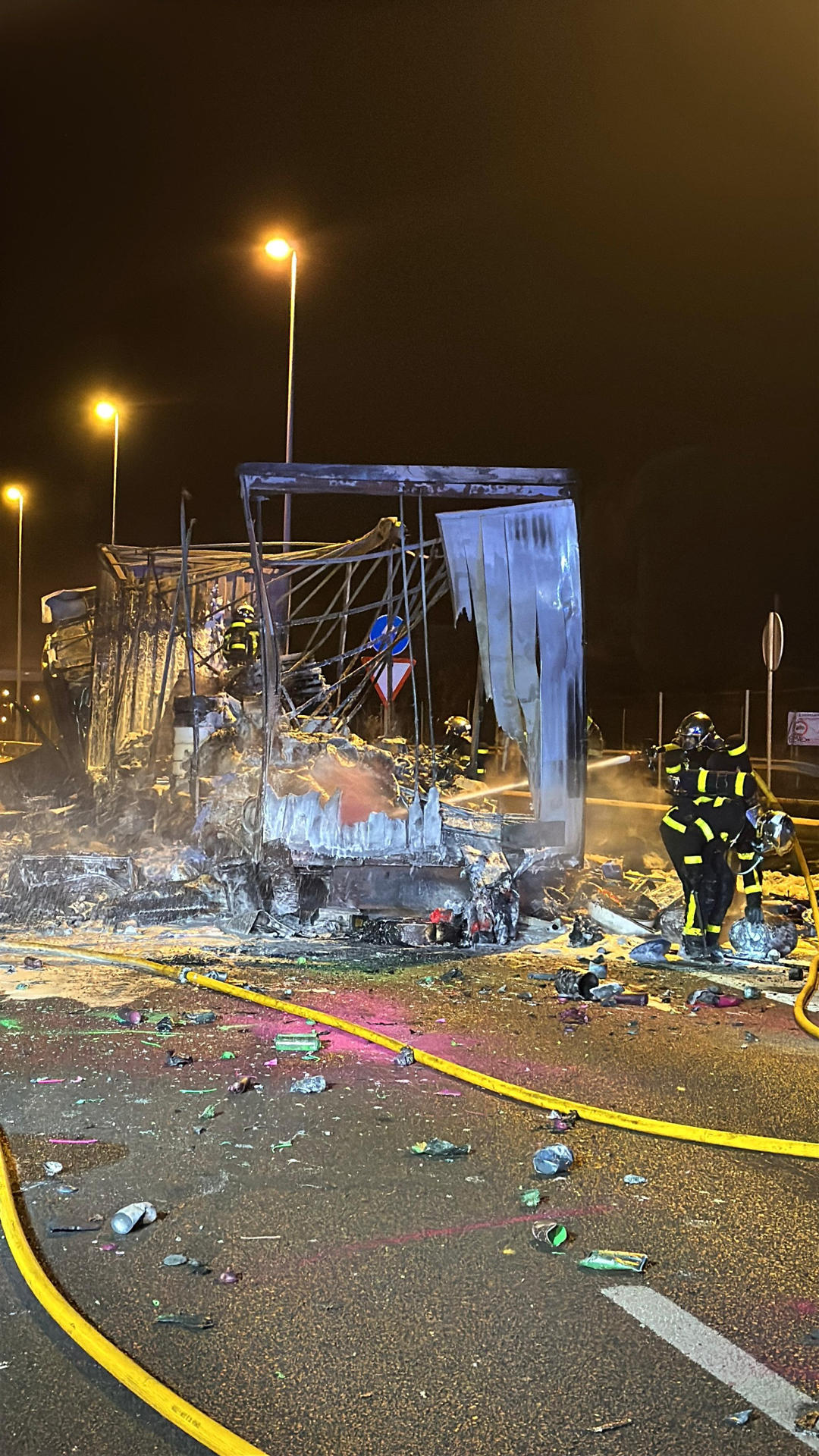 Bomberos extinguen el fuego de un camión en el km 21 de la A-6.1. El camión transportaba sprays de pintura y neumáticos, entre otros materiales, que genero explosiones y fuerte carga de fuego generando un pequeño incendio de vegetación en sentido entrada a la altura de Las Rozas. EFE/ Emergencias Madrid **SOLO USO EDITORIAL/SOLO DISPONIBLE PARA ILUSTRAR LA NOTICIA QUE ACOMPAÑA (CRÉDITO OBLIGATORIO)***