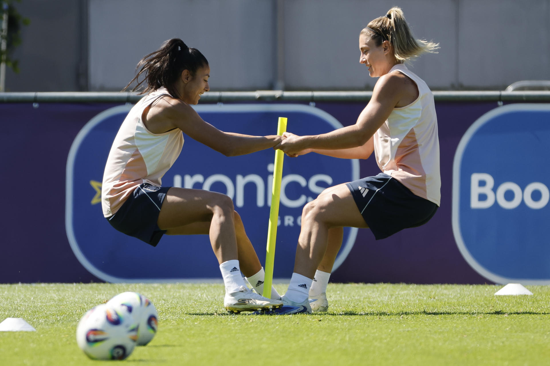 Las jugadoras de las selección española de fútbol Alexia Putellas (d) y Leila Ouahabi (i) durante el entrenamiento llevado a cabo en el estadio Juan Antonio Samaranch de Lausana, para preparar el partido de la fase de grupos, grupo B, de la Eurocopa que disputarán ante Italia en el Estadio Wankdorf de Berna. EFE/ Ana Escobar