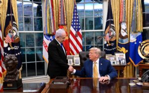 Fotografía tomada de la cuenta en Telegram de la Oficina de Prensa del Gobierno de Israel (GPO) que muestra a su primer ministro, Benjamín Netanyahu (i), saludando al presidente de los Estados Unidos, Donald Trump, este lunes, 7 de julio, en la Casa Blanca en Washington (Estados Unidos). EFE/ Avi Ohayon /GPO /SOLO USO EDITORIAL/ NO VENTAS/ SOLO DISPONIBLE PARA ILUSTRAR LA NOTICIA QUE ACOMPAÑA (CRÉDITO OBLIGATORIO)