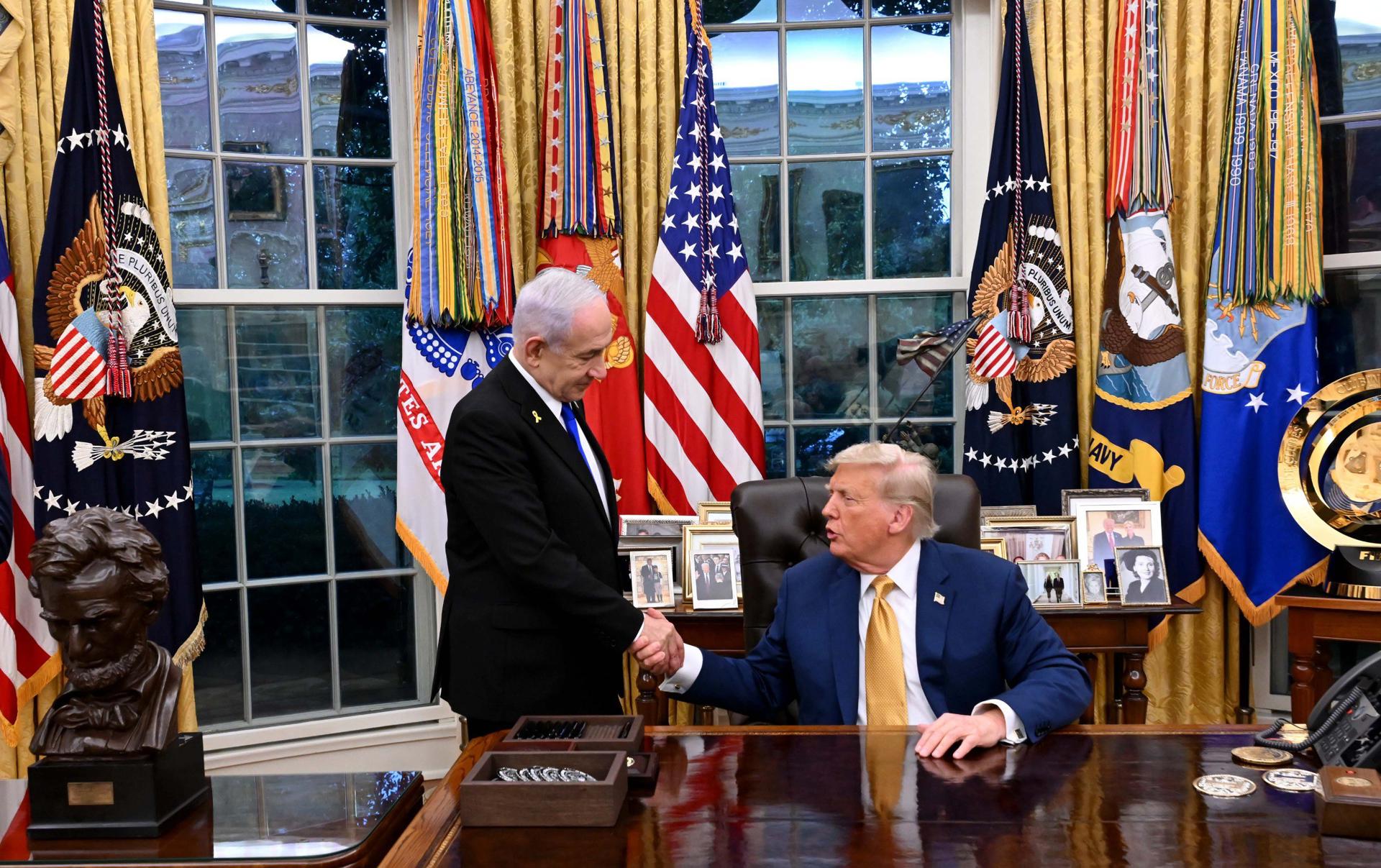 Fotografía tomada de la cuenta en Telegram de la Oficina de Prensa del Gobierno de Israel (GPO) que muestra a su primer ministro, Benjamín Netanyahu (i), saludando al presidente de los Estados Unidos, Donald Trump, este lunes, 7 de julio, en la Casa Blanca en Washington (Estados Unidos). EFE/ Avi Ohayon /GPO /SOLO USO EDITORIAL/ NO VENTAS/ SOLO DISPONIBLE PARA ILUSTRAR LA NOTICIA QUE ACOMPAÑA (CRÉDITO OBLIGATORIO)