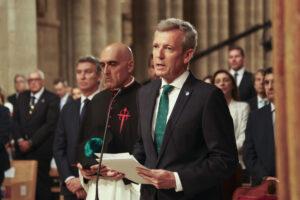 El presidente de la Xunta, Alfonso Rueda, ejerce de delegado regio en la ofrenda al Apóstol que se celebra cada 25 de julio desde que fue instaurada por Felipe IV en 1643. EFE/ Xoan Rey