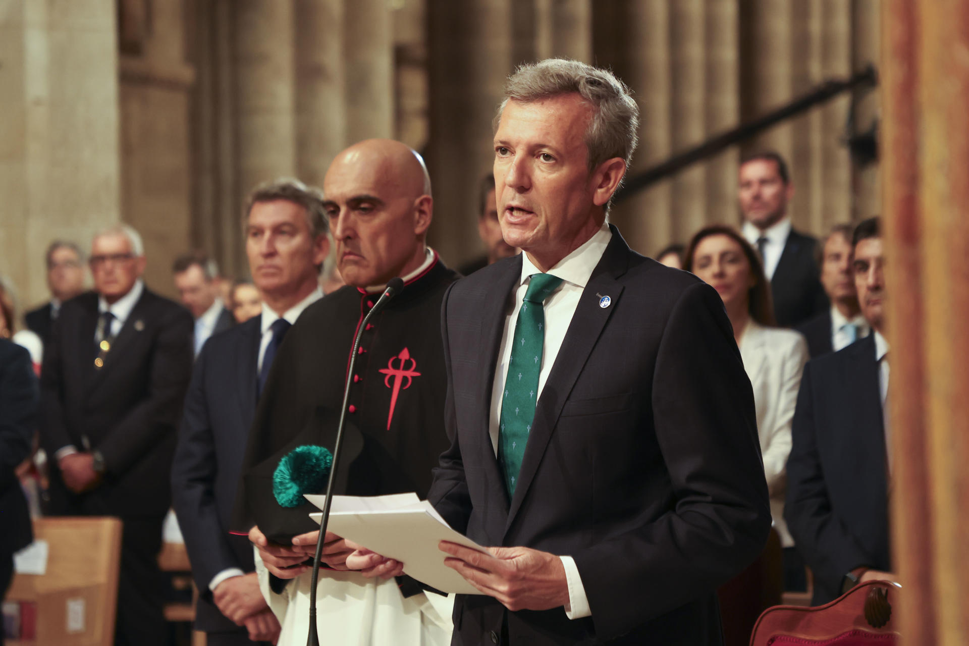 El presidente de la Xunta, Alfonso Rueda, ejerce de delegado regio en la ofrenda al Apóstol que se celebra cada 25 de julio desde que fue instaurada por Felipe IV en 1643. EFE/ Xoan Rey