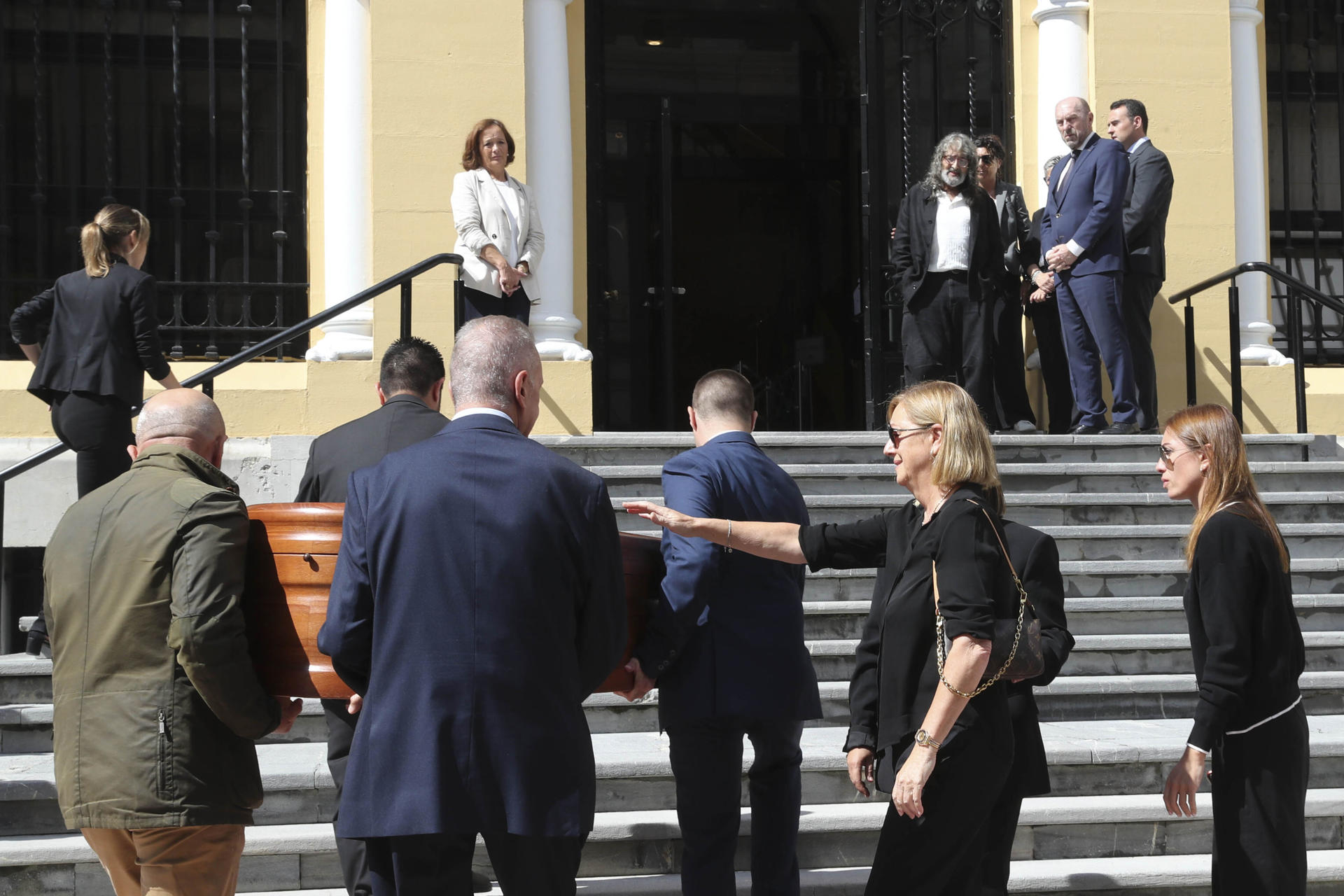 La viuda de Trevín, Luisa Lledías (2d), a la llegada de los restos mortales de Antonio Trevín a la capilla ardiente del expresidente asturiano instalada este jueves en la sede de la Presidencia del Principado, en la calle Suárez de la Riva de Oviedo, donde permanecerá abierta al público hasta las 20:00 horas. EFE/ J.L.Cereijido