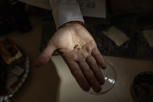 Fotografía del 8 de julio del 2025 de una persona mostrando residuos de plástico durante la presentación de un prototipo de la Biciola en una feria de la Facultad de Ciencias de la Universidad del Zulia, en Maracaibo (Venezuela). EFE/ Henry Chirinos