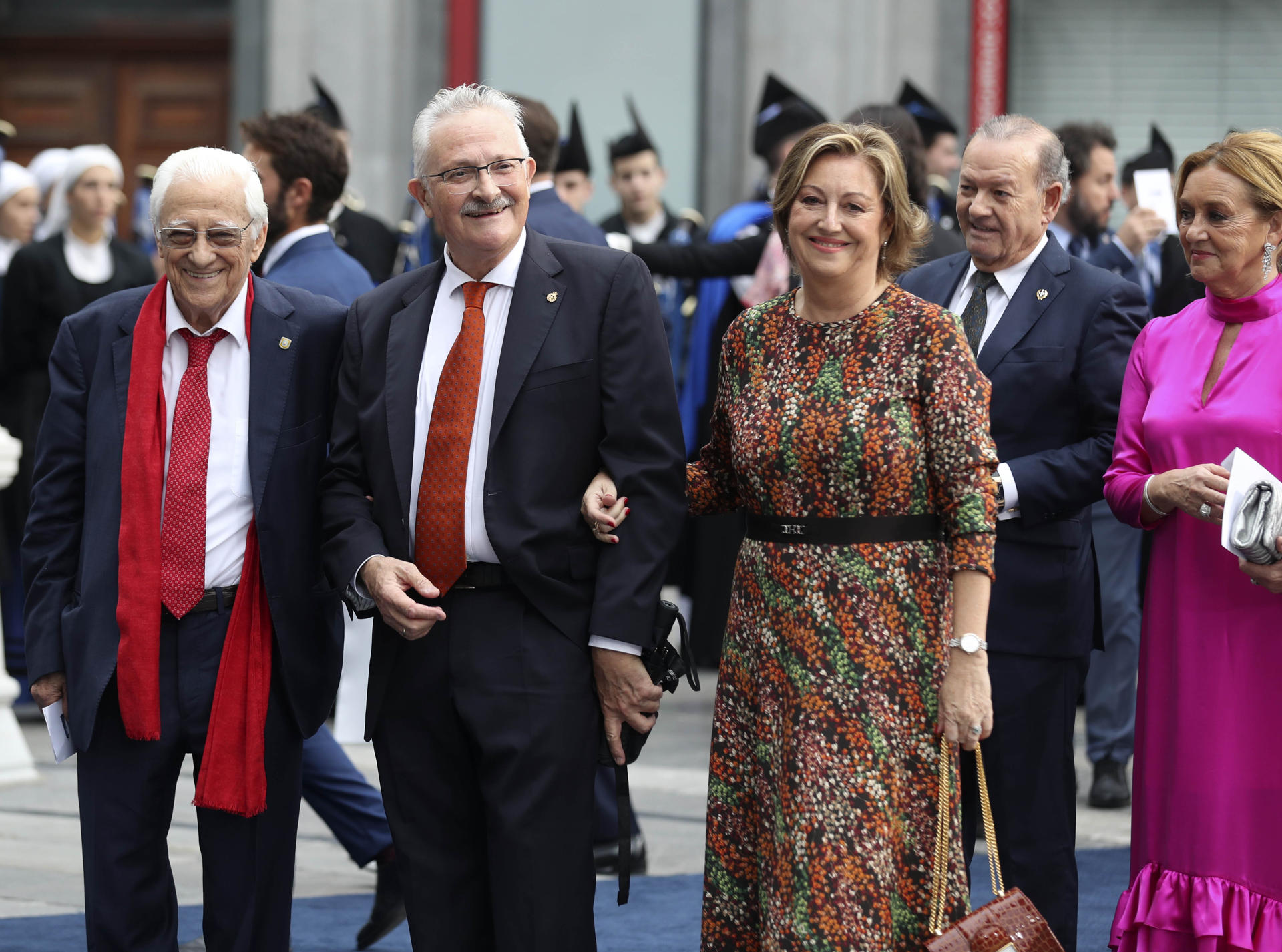 Imagen de archivo ( 28/10/2022).- El padre Ángel (i) y el expresidente del Principado, Antonio Trevín (2i), a su llegada al Teatro Campoamor de Oviedo, en donde se entregan los Premios Princesa de Asturias 2022. EFE/ J. L. Cereijido.