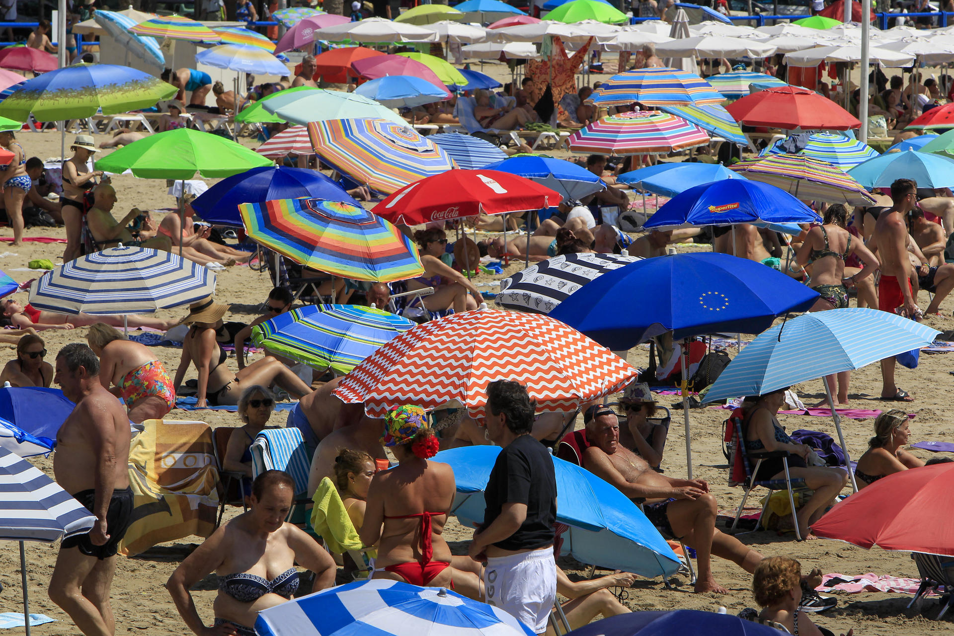 Vista general de la playa de El Postiguet de Alicante durante este viernes cuando tras la primera ola de calor del verano, el fin de semana llega con un descenso de las temperaturas, más acusado el sábado en la mitad norte y el domingo en el nordeste, mientras en el resto del país apenas habrá cambios y persistirá el calor intenso, con temperaturas entre 36 y 38 grados. EFE/Morell