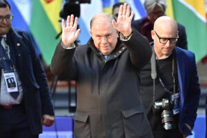El canciller de Argentina, Gerardo Werthein (c), al saludar este jueves, 3 de julio, al inicio de la cumbre del Mercosur, en Buenos Aires (Argentina). EFE/Martín Campaya