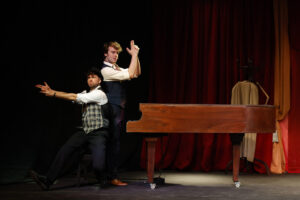 Imagen de archivo de una escena de la comedia musical 'Asesinato para dos'. EFE/ Javier Lizón