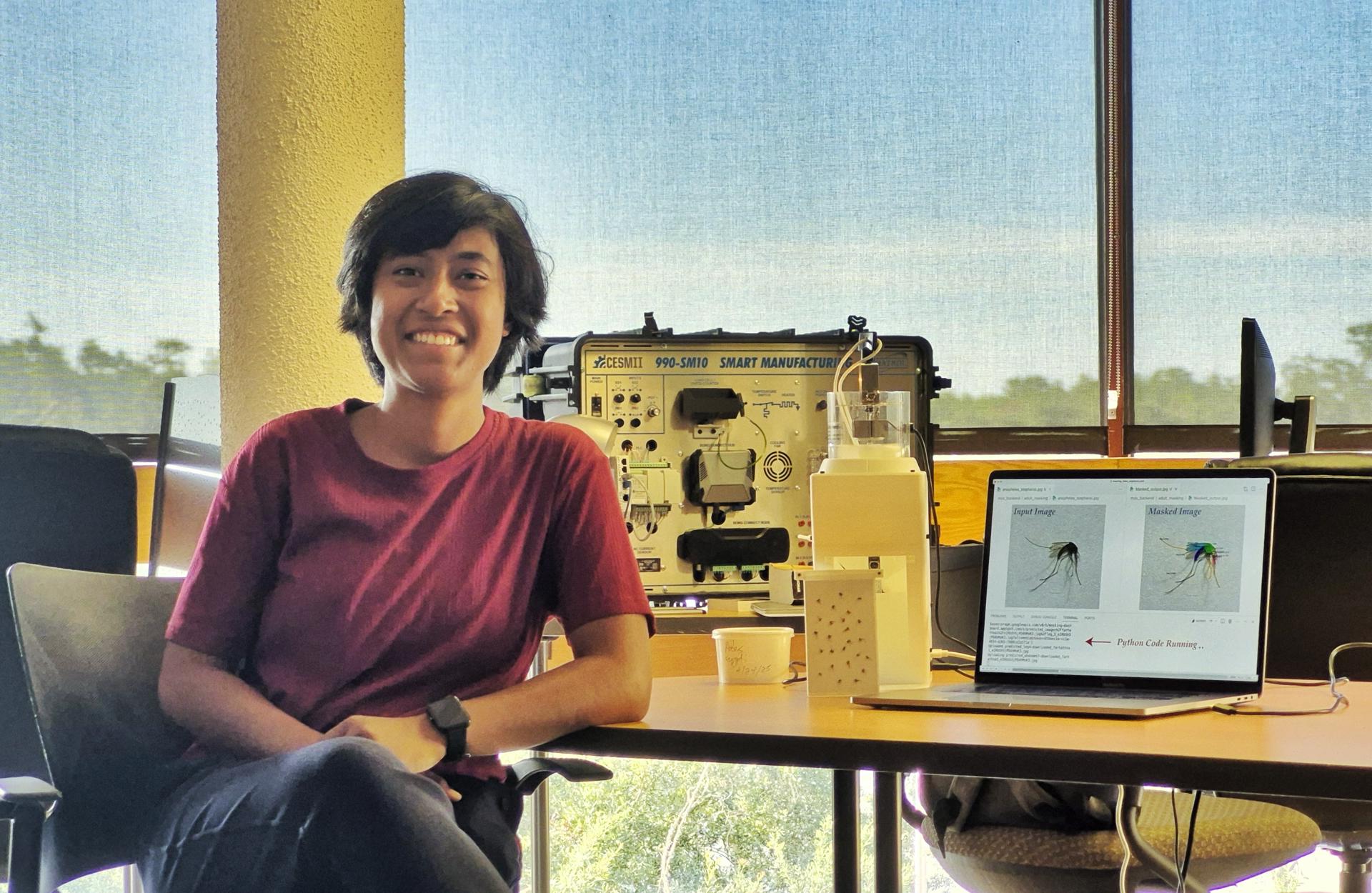 Fotografía cedida donde aparece la estudiante de doctorado en Ciencias Computacionales, Farhat Azam, posando en el laboratorio de la Universidad en Tampa (Estados Unidos). EFE/ USF