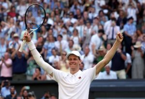 El tenista italiano Jannik Sinner celebra un punto durante la final de de Wimbledon que ha jugado contra el español Carlos Alcaraz, Londres, Reino Unido. EFE/EPA/TOLGA AKMEN