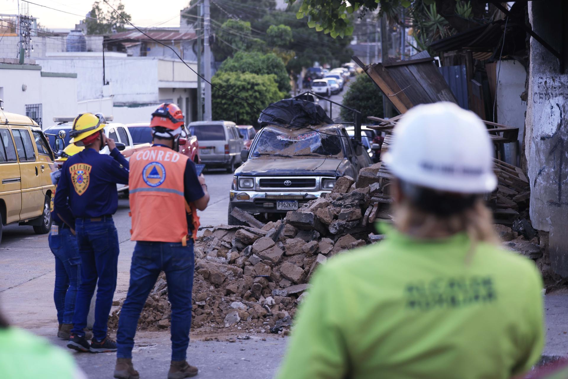Integrantes de cuerpos de emergencia observan escombros causados por un temblor este martes 8 de julio de 2025 en Ciudad de Guatemala. EFE/ STR