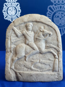 Agentes de la Policía Nacional han recuperado una estela funeraria romana del siglo II d.c., que representa un jinete tracio, robada en mayo de 1996 del Museo de la ciudad de Razgrad de Bulgaria. En agosto del pasado año Djamila Fellague, profesora de historia de arte en la Universidad de Grenoble (Francia), experta en arquitectura y escultura funeraria, contactó con agentes españoles de la Brigada de Patrimonio Histórico para comunicar que la pieza ahora recuperada estaba a la venta desde España en un conocido portal web de subastas.EFE/ Policía Nacional ***SOLO USO EDITORIAL/SOLO DISPONIBLE PARA ILUSTRAR LA NOTICIA QUE ACOMPAÑA (CRÉDITO OBLIGATORIO)***