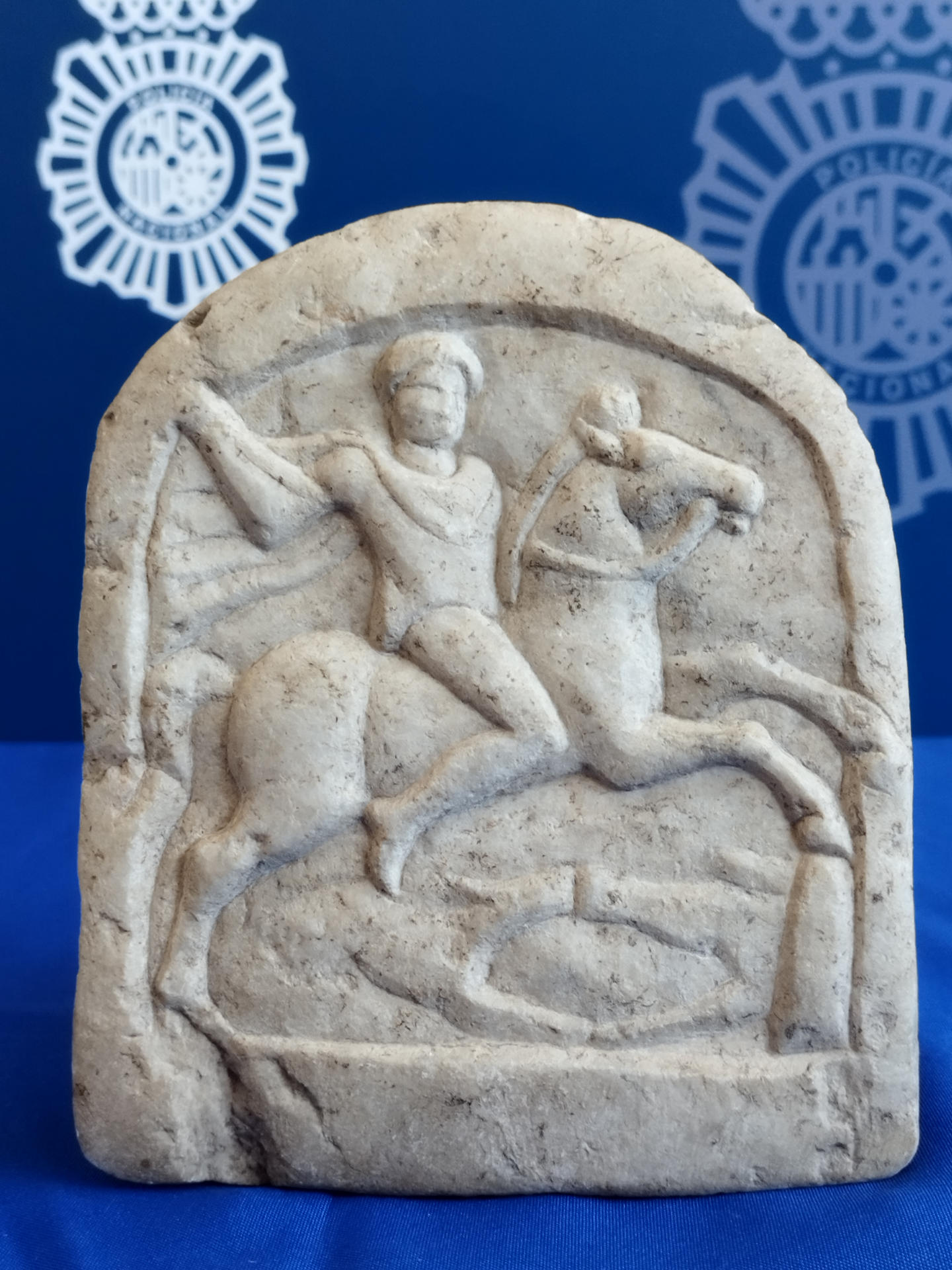 Agentes de la Policía Nacional han recuperado una estela funeraria romana del siglo II d.c., que representa un jinete tracio, robada en mayo de 1996 del Museo de la ciudad de Razgrad de Bulgaria. En agosto del pasado año Djamila Fellague, profesora de historia de arte en la Universidad de Grenoble (Francia), experta en arquitectura y escultura funeraria, contactó con agentes españoles de la Brigada de Patrimonio Histórico para comunicar que la pieza ahora recuperada estaba a la venta desde España en un conocido portal web de subastas.EFE/ Policía Nacional ***SOLO USO EDITORIAL/SOLO DISPONIBLE PARA ILUSTRAR LA NOTICIA QUE ACOMPAÑA (CRÉDITO OBLIGATORIO)***
