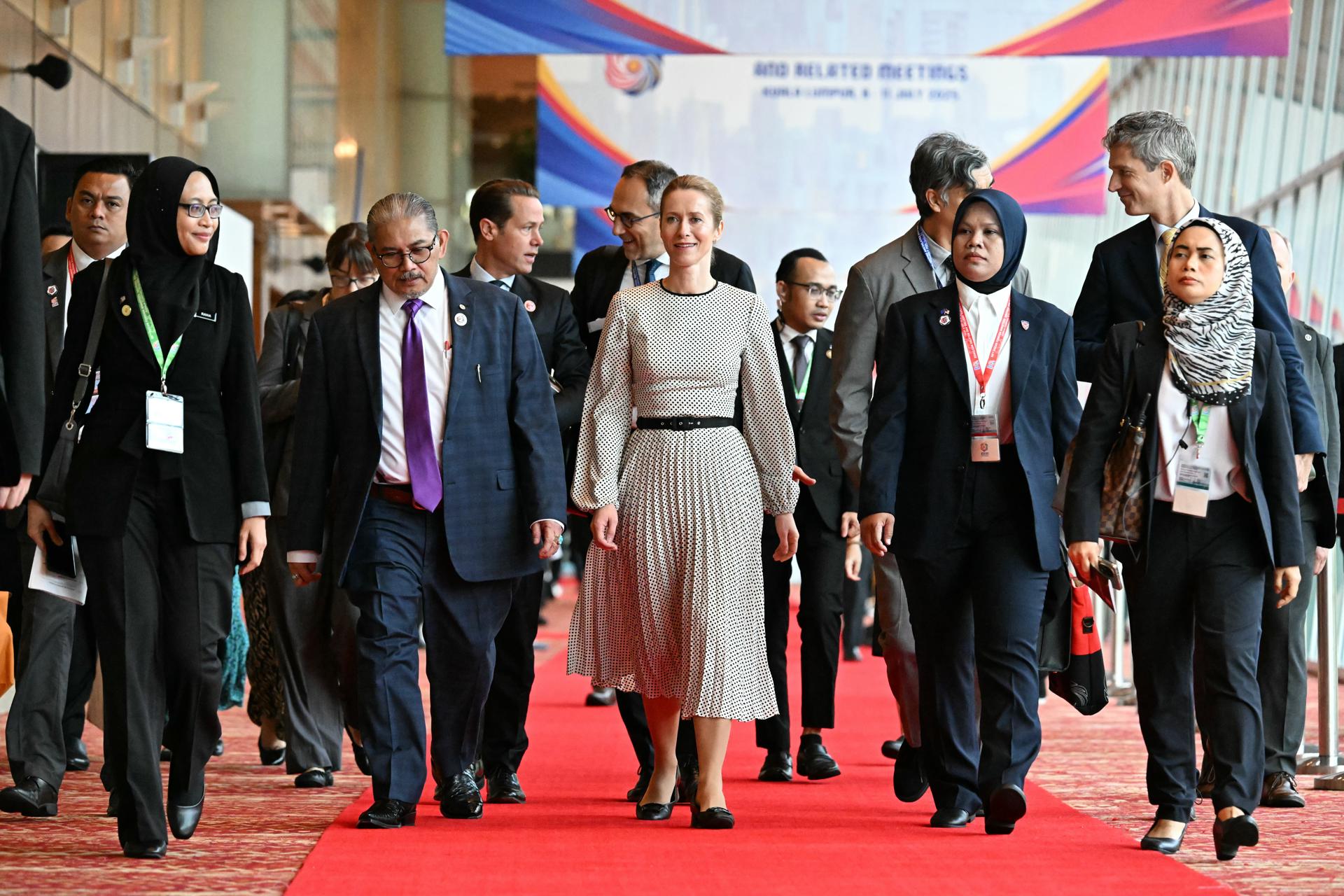 Kuala Lumpur (Malaysia), 11/07/2025.- European Union High Representative for Foreign Affairs and Security Policy Kaja Kallas (C) arrives for the Association of Southeast Asian Nations (ASEAN) Post-Ministerial Conference with the European Union, held as part of the 58th ASEAN Foreign Ministers’ Meeting and related events at the Convention Centre in Kuala Lumpur, Malaysia, 11 July 2025. (Malasia) EFE/EPA/MOHD RASFAN / AFP POOL
