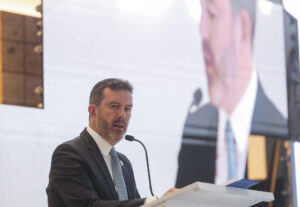 El director ejecutivo de la Asociación Mexicana de Industrias de Investigación Farmacéutica (AMIIF), Larry Rubin, habla durante la conmemoración por los 75 años de la AMIIF, este miércoles en Ciudad de México (México). EFE/ Isaac Esquivel