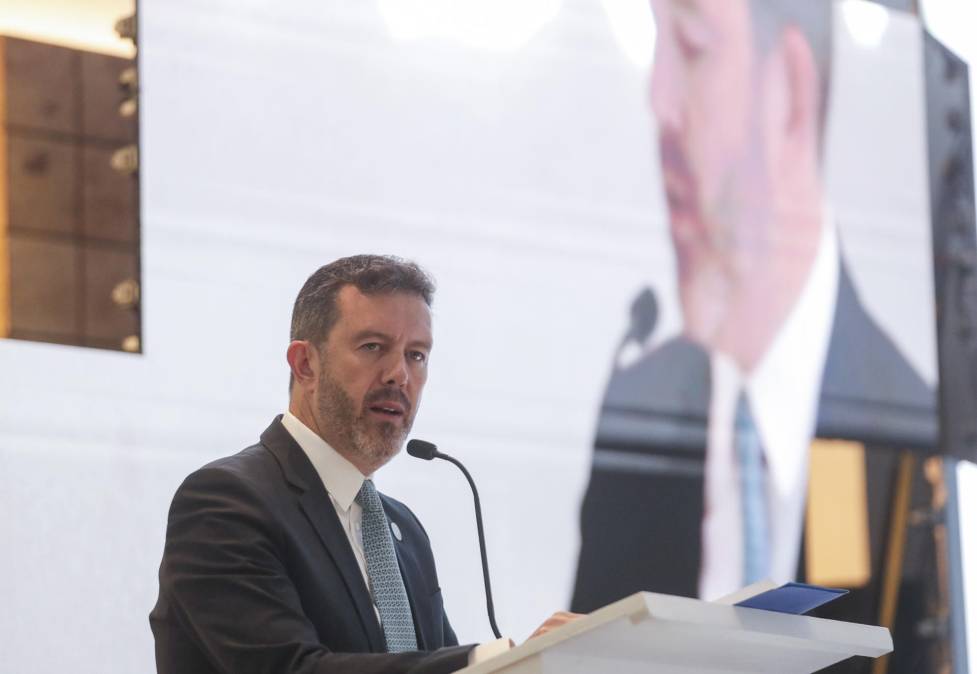 El director ejecutivo de la Asociación Mexicana de Industrias de Investigación Farmacéutica (AMIIF), Larry Rubin, habla durante la conmemoración por los 75 años de la AMIIF, este miércoles en Ciudad de México (México). EFE/ Isaac Esquivel
