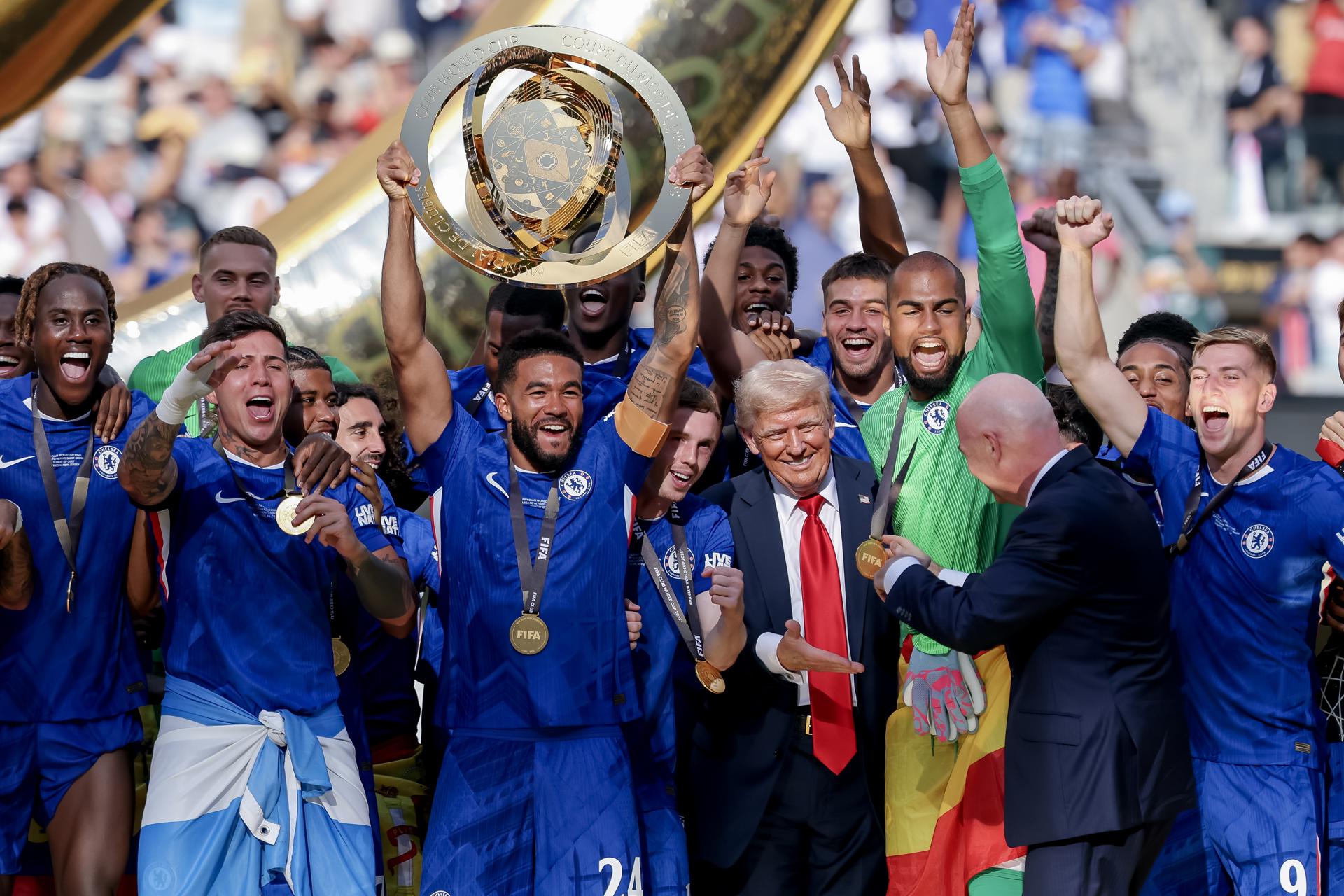 El Chelsea FC levanta la copa con el presidente de EE.UU., Donald Trump (4d), y el presidente de la FIFA, Gianni Infantino (2d), tras ganar la final del Mundial de Clubes de la FIFA 2025 entre el Chelsea FC y el Paris Saint-Germain, en East Rutherford, Nueva Jersey (EE.UU.). EFE/JUSTIN LANE