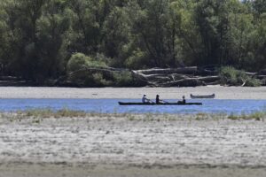 Imagen de varios kayaks pass navegando por un río Danubio con caudal bajo cerca de Nagymaros, Hungría, debido a la sequía. EFE/EPA/PETER LAKATOS