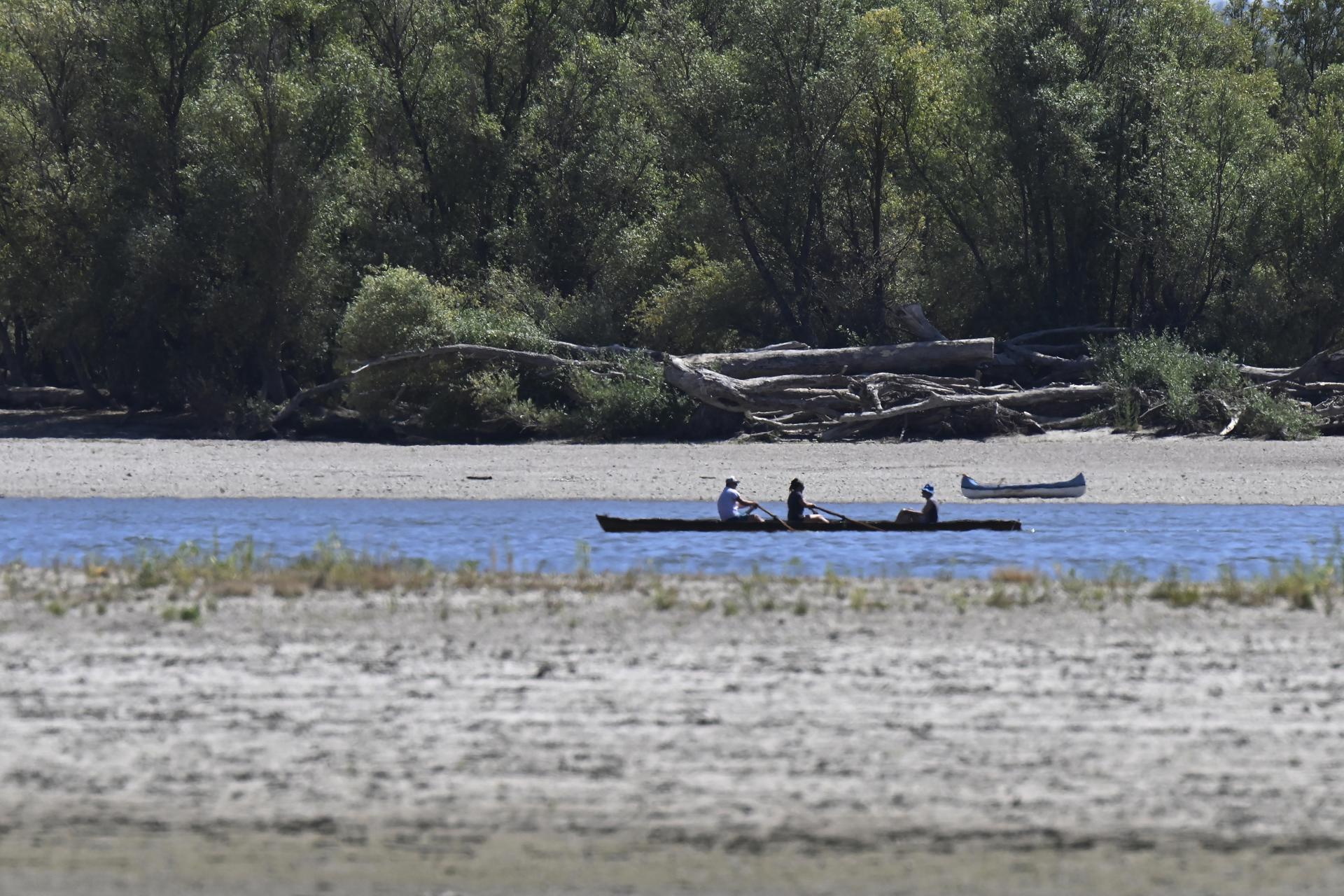 Imagen de varios kayaks pass navegando por un río Danubio con caudal bajo cerca de Nagymaros, Hungría, debido a la sequía. EFE/EPA/PETER LAKATOS
