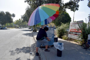 Chris, un niño de 14 años, fue captado el pasado 2 de julio al trabajar en un puesto de tamales que su mamá teme atender, por miedo a las redadas migratorias que adelanta la Administración Trump, en Pasadena (CA, EE.UU.). EFE/Mónica Rubalcava