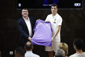 - El Valencia CF presenta al portero Julen Agirrezabala, cedido por el Athletic por una temporada con opción de compra no obligatoria. En la imagen Agirrezabala, junto al nuevo CEO del club, Ron Gourlay. EFE/Biel Aliño