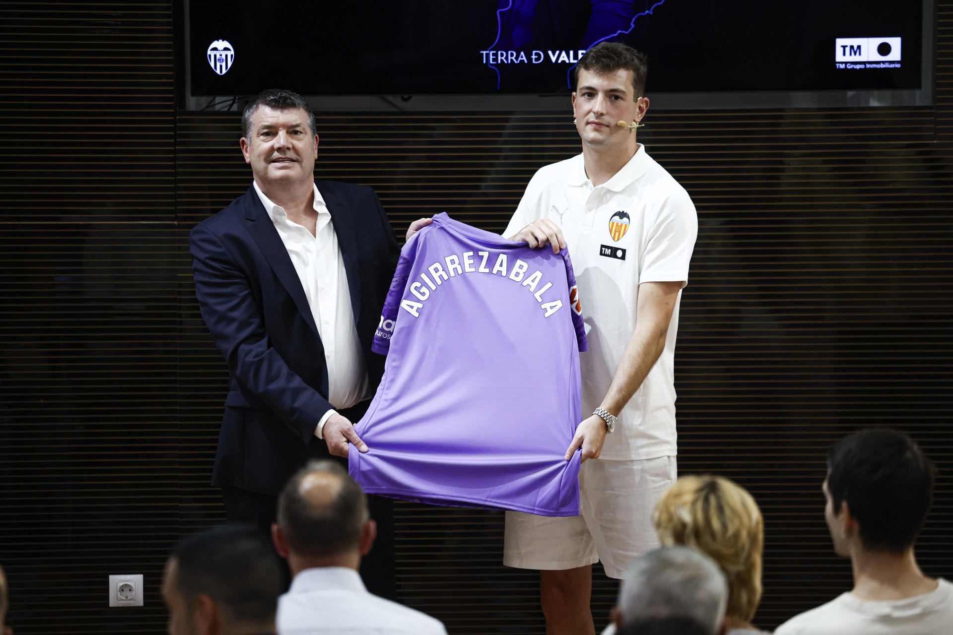 - El Valencia CF presenta al portero Julen Agirrezabala, cedido por el Athletic por una temporada con opción de compra no obligatoria. En la imagen Agirrezabala, junto al nuevo CEO del club, Ron Gourlay. EFE/Biel Aliño
