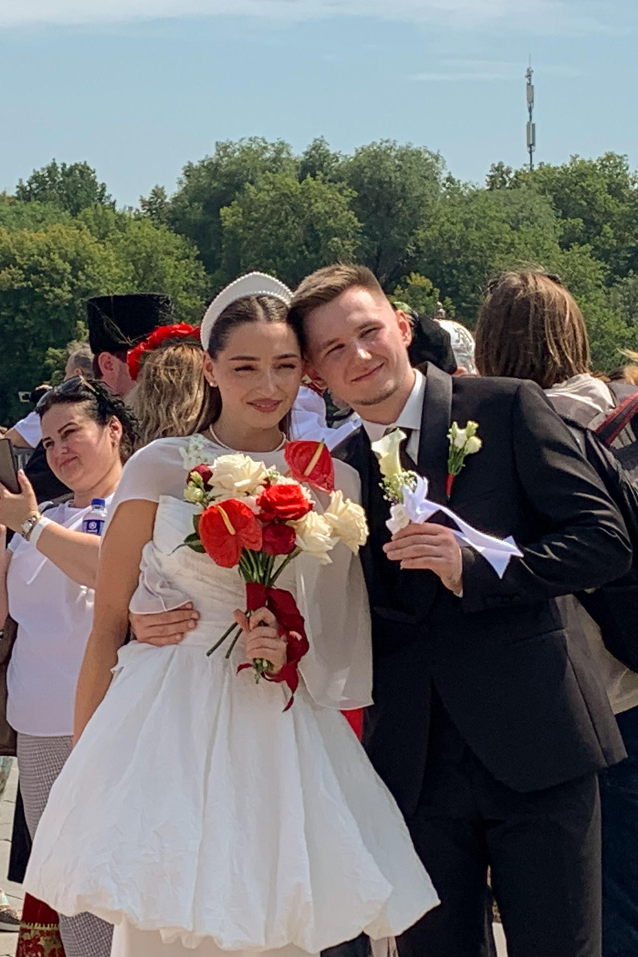 MOSCÚ (RUSIA), 08/07/2025.- Más de 200 parejas rusas se dan estos días el 'sí, quiero' en el Festival de Bodas que arrancó este martes en el centro moscovita Rossiya con ocasión del Día de la Familia, el Amor y la Fidelidad. Bajo el lema 'Rusia, conectando corazones', el evento incluye ceremonias nupciales, conciertos, clases maestras, exposiciones y otros actos festivos. EFE/ Anush Janbabian