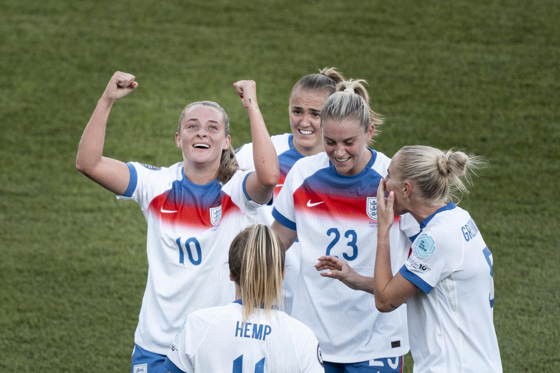 La jugadora de Inglaterra Ella Toone (C) celebra con sus compañeras el 4-0 durante el partido del grupo D de la Eurocopa femenina que han jugado Inglaterra y Países Bajos en Zúrich, Suiza.EFE/EPA/GAETAN BALLY EDITORIAL USE ONLY