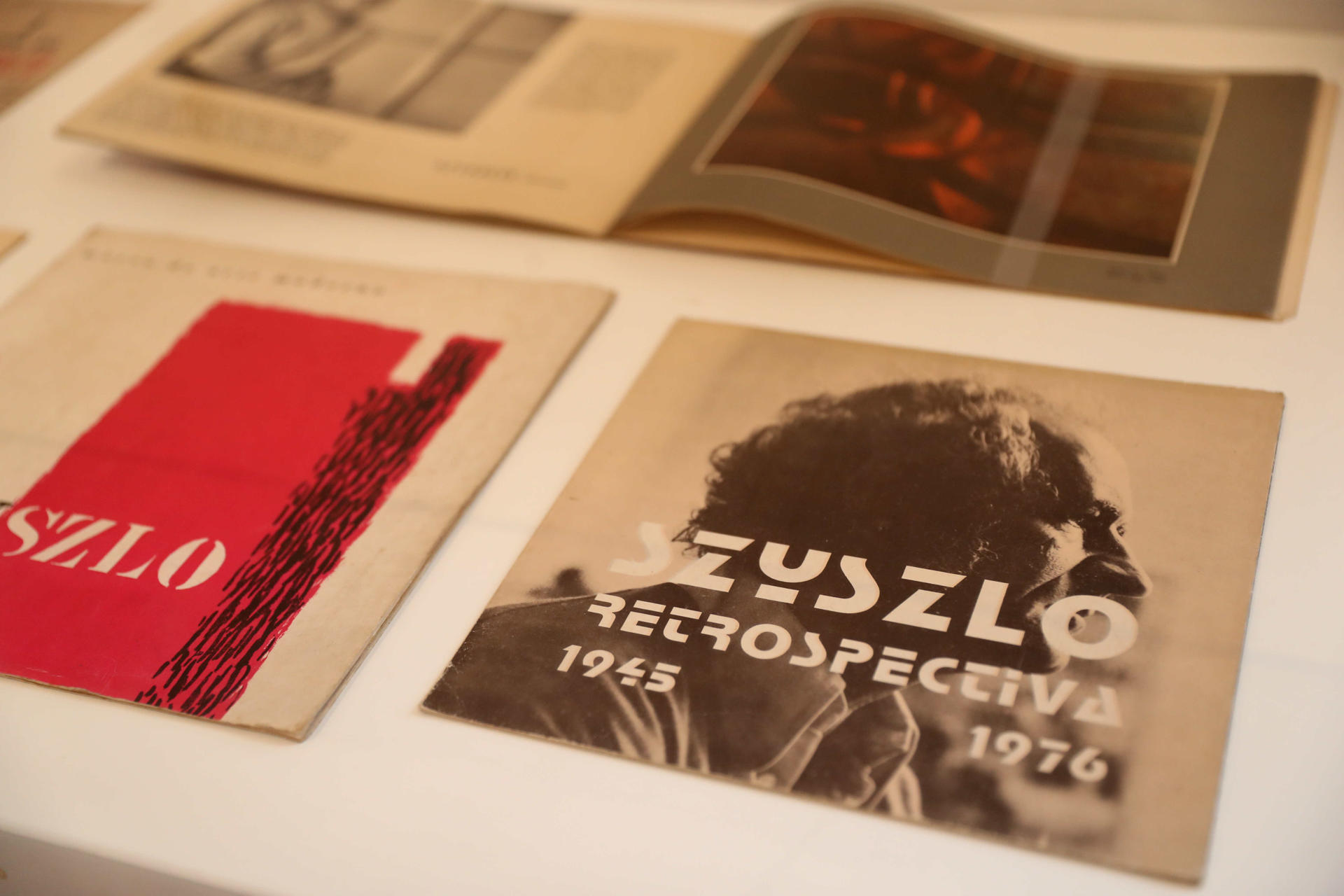 Fotografía del 19 de junio de 2025 de catálogos exhibidos durante la exposición 'Szyszlo centenario' en el Centro Cultural Garcilazo de la Vega en Lima (Perú). EFE/ Paolo Aguilar