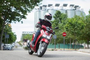 Imagen de archivo. Según la encuesta, el 98 % de los motoristas afirma llevar siempre el casco cuando conducen y el 83 % acompaña este accesorio con guantes, botas o chaquetas especiales. EFE/Fernando Villar