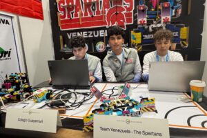 En la imagen, Hassan Hammoud (C), de 15 años, y el resto de integrantes del equipo "Spartans" de Venezuela. EFE/ Isabel Saco