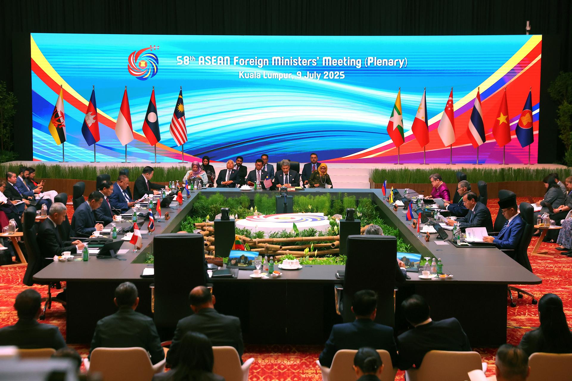 KUALA LUMPUR (Malaysia), 09/07/2025.- A general view of the plenary session of the 58th Association of Southeast Asian Nations (ASEAN) Foreign Ministers’ Meetings in Kuala Lumpur, Malaysia, 09 July 2025. Southeast Asian foreign ministers gathered to deliberate on regional matters at the 58th ASEAN Foreign Minister’s Meetings and related meetings. (Malasia) EFE/EPA/FAZRY ISMAIL