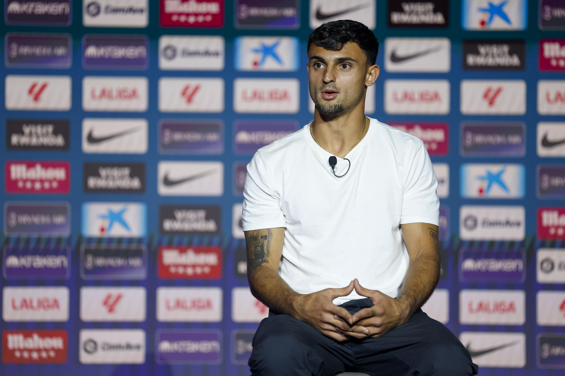 El defensa Marc Pubill, durante su presentación como nuevo jugador del Atlético de Madrid en el Metropolitano. EFE/ Chema Moya