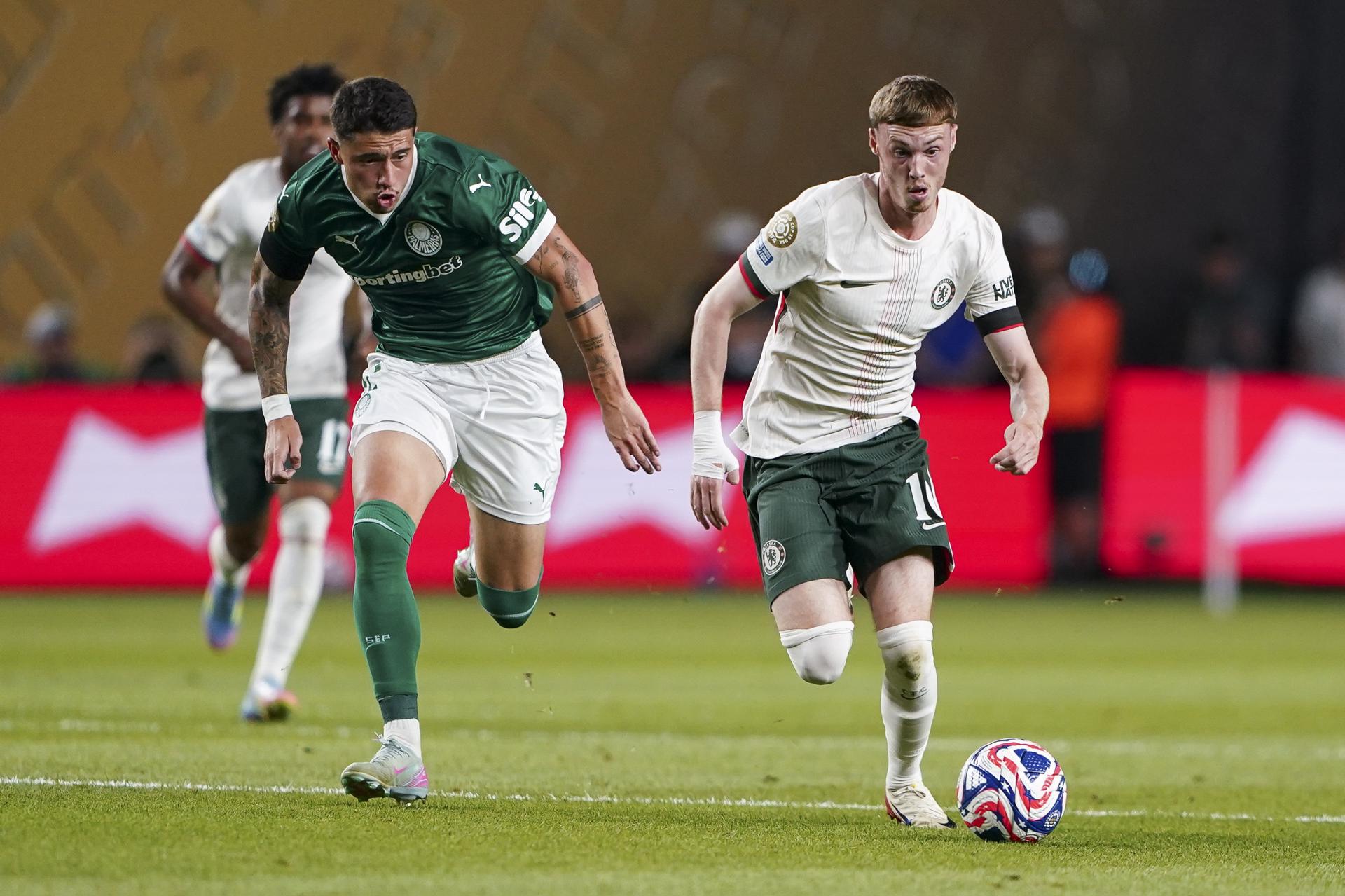 Emiliano Martínez del Palmeiras (i) disputa un balón con Cole Palmer del Chelsea. EFE/WILL OLIVER
