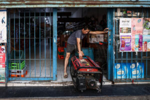 Fotografía de archivo de una persona instalando un generador eléctrico en su negocio durante un apagón, en Buenos Aires (Argentina). EFE/Juan Ignacio Roncoroni ARCHIVO