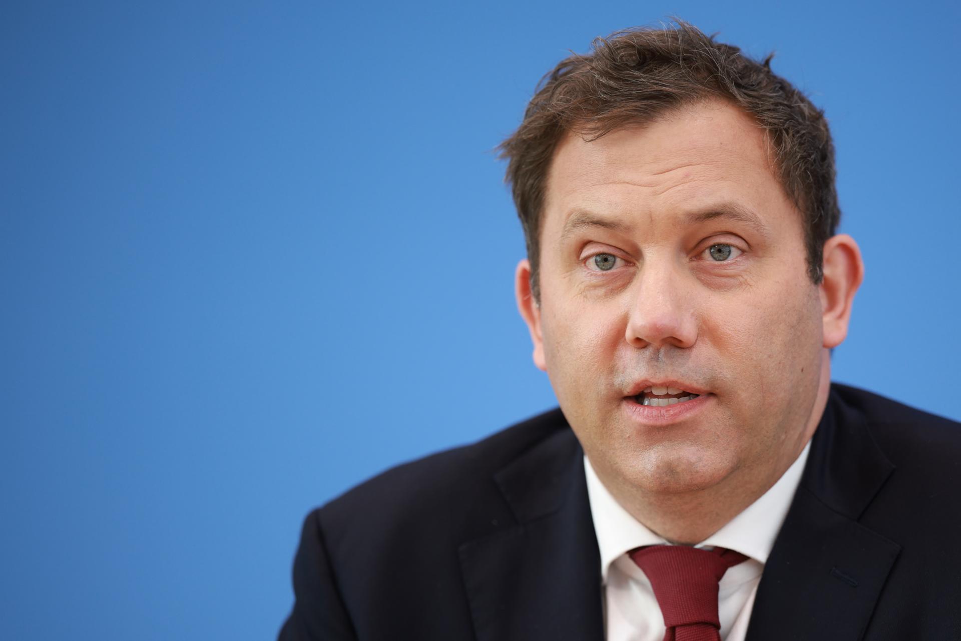 El ministro de Finanzas alemán Lars Klingbeil, este miércoles 30 de julio durante una conferencia de prensa en Berlín para presentar el borrador del presupuesto federal de 2026. EFE/EPA/CLEMENS BILAN