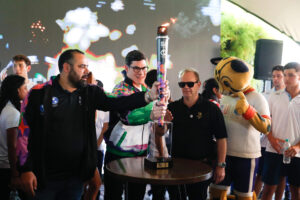 Desde la izquierda, el Ministro Nacional de Deportes, César Ramírez; el vicepresidente de Ueno Banco Digital, Julio Daniel Rey, y el presidente del Comité Olímpico Paraguayo, Camilo Pérez, sostienen el fuego de los Juegos Panamericanos Junior en una ceremonia en el marco de Expo Paraguay este viernes, en Mariano Roque Alonso (Paraguay). EFE/Juan Pablo Pino
