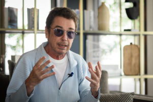 Jean-Michel Jarre, leyenda de la música electrónica, posa durante una entrevista con EFE, en la que el artista ha confesado que considera un privilegio haber sido testigo directo de las tres grandes revoluciones musicales de nuestra era, este martes en el que actuará en el Icónica Santalucía Sevilla Fest su único concierto en España, una actuación que quedará registrada en una película. EFE/Raúl Caro