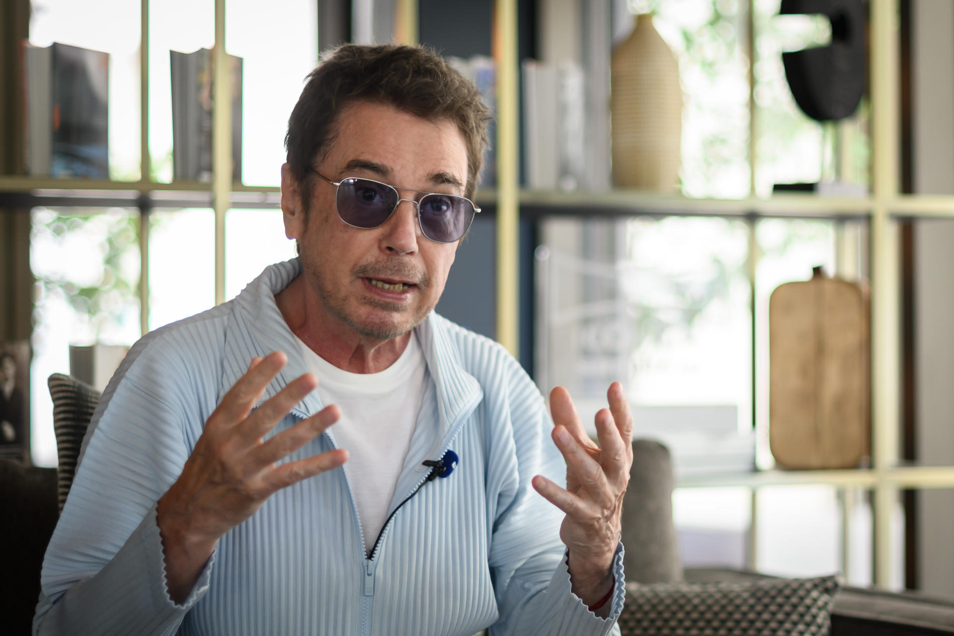 Jean-Michel Jarre, leyenda de la música electrónica, posa durante una entrevista con EFE, en la que el artista ha confesado que considera un privilegio haber sido testigo directo de las tres grandes revoluciones musicales de nuestra era, este martes en el que actuará en el Icónica Santalucía Sevilla Fest su único concierto en España, una actuación que quedará registrada en una película. EFE/Raúl Caro