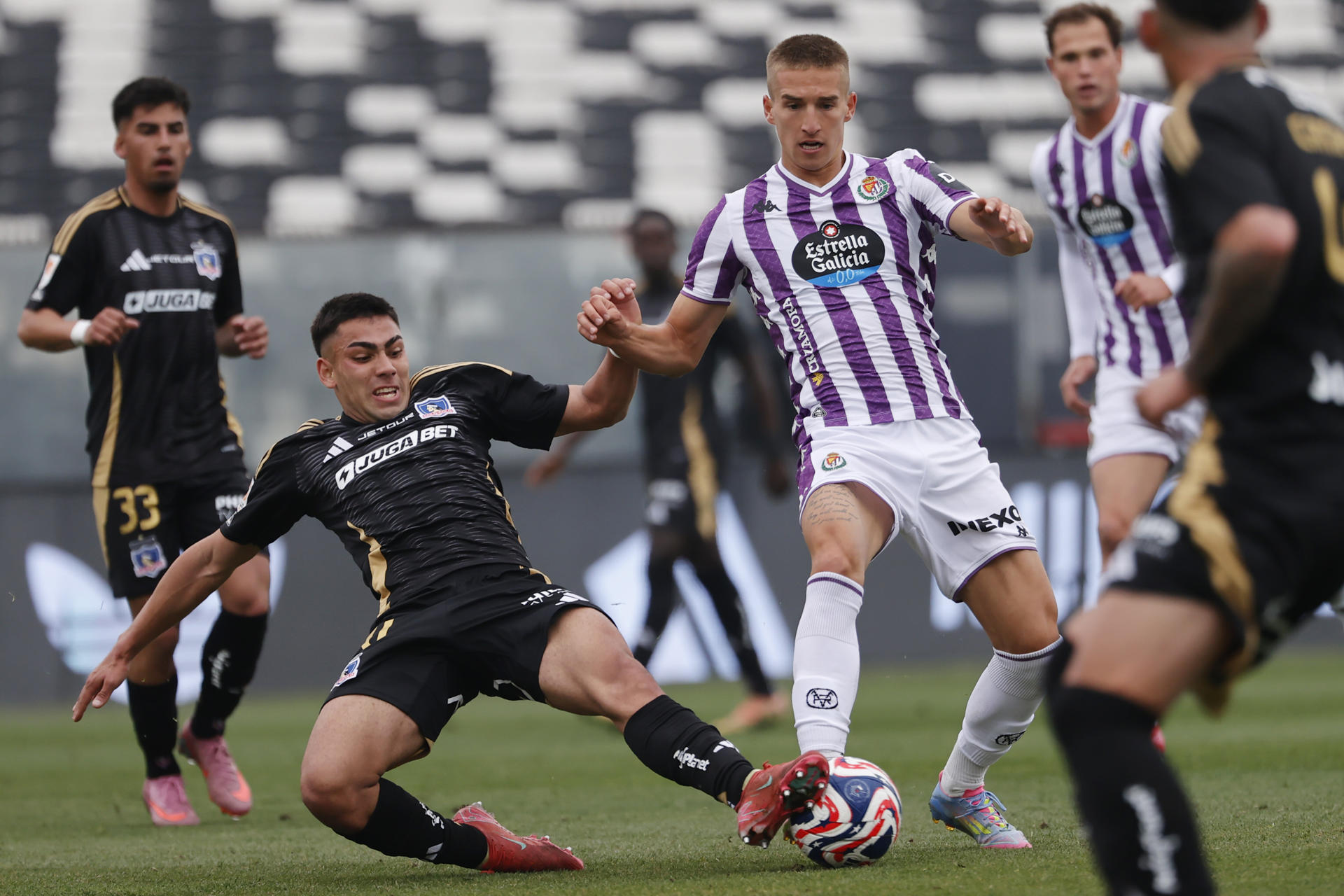 Nicolás Suárez (i), de Colo Colo, disputa el balón con Stipe Biuk, de Valladolid, durante un partido amistoso del Desafío Centenario Copa Jetour entre Colo-Colo y Real Valladolid en el Estadio Monumental, en Santiago (Chile). EFE/Elvis González
